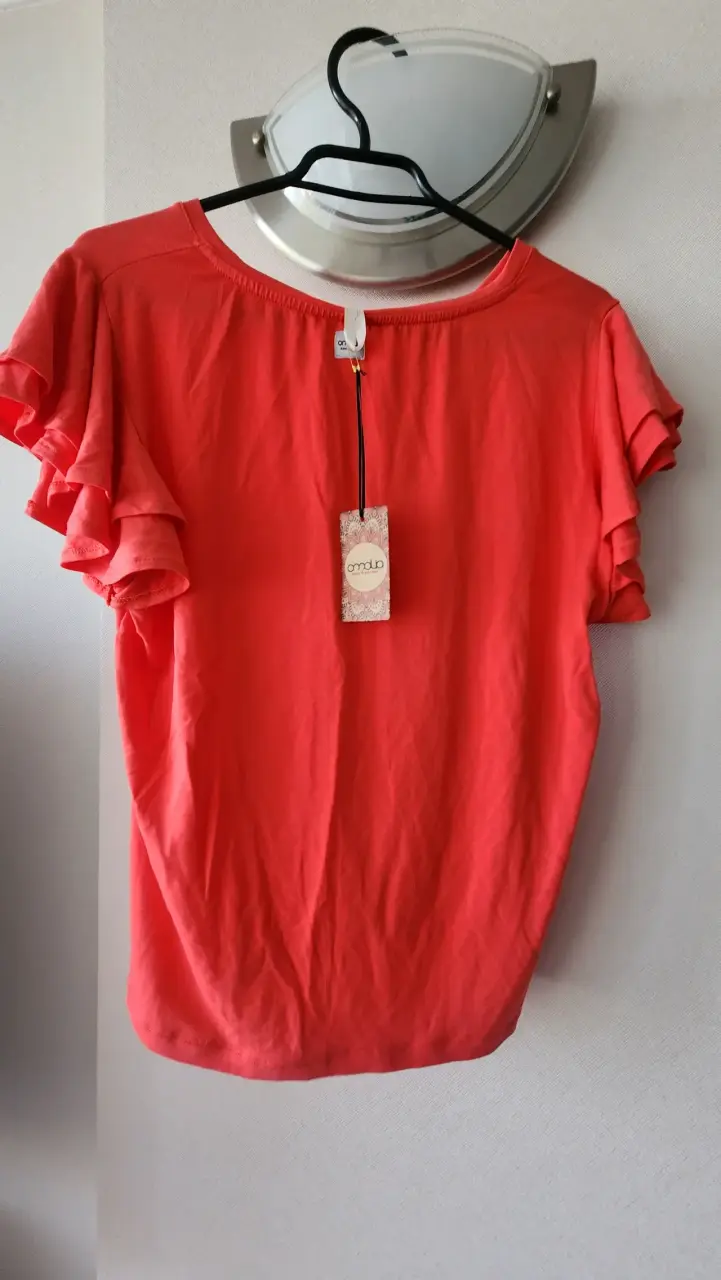 Polera coral con vuelos Amalia - 2
