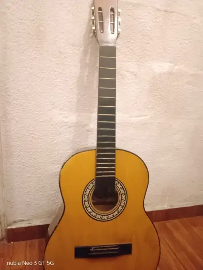 Guitarra clásica acústica amarilla - miniatura 1