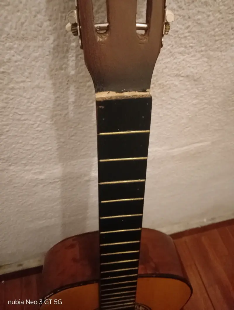 Guitarra clásica acústica amarilla - 2