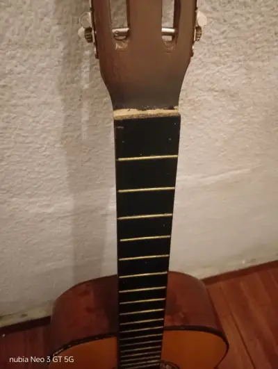 Guitarra clásica acústica amarilla - miniatura 2