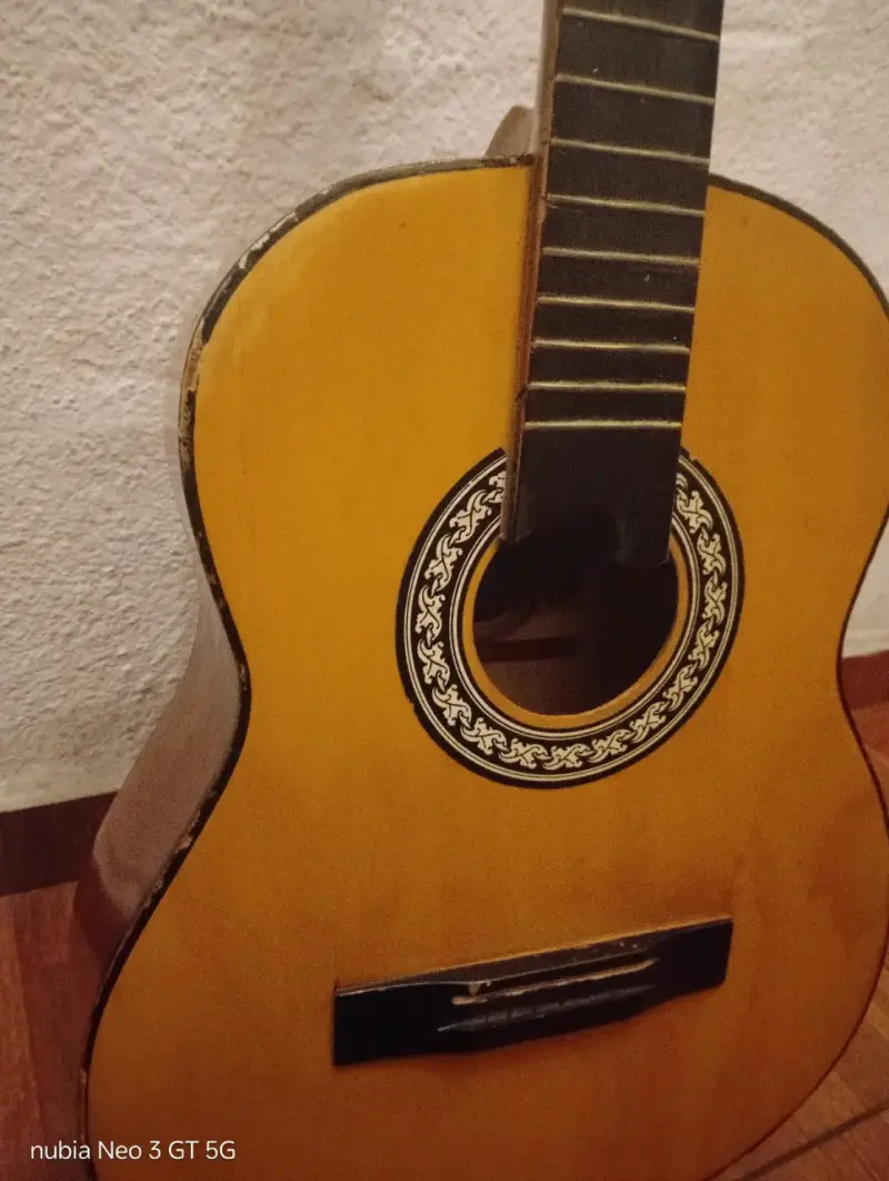 Guitarra clásica acústica amarilla - 4