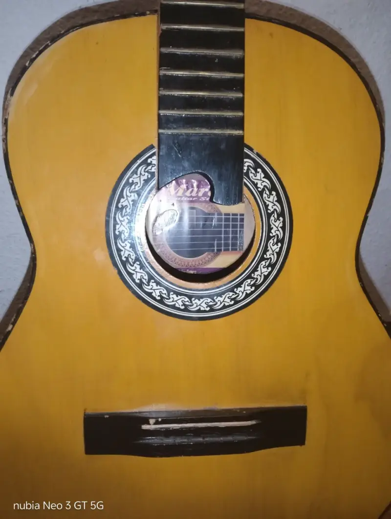 Guitarra clásica acústica amarilla - 5