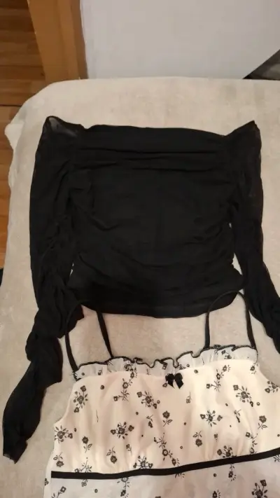 Blusa negra manga larga y blusa blanca de mujer - miniatura 1