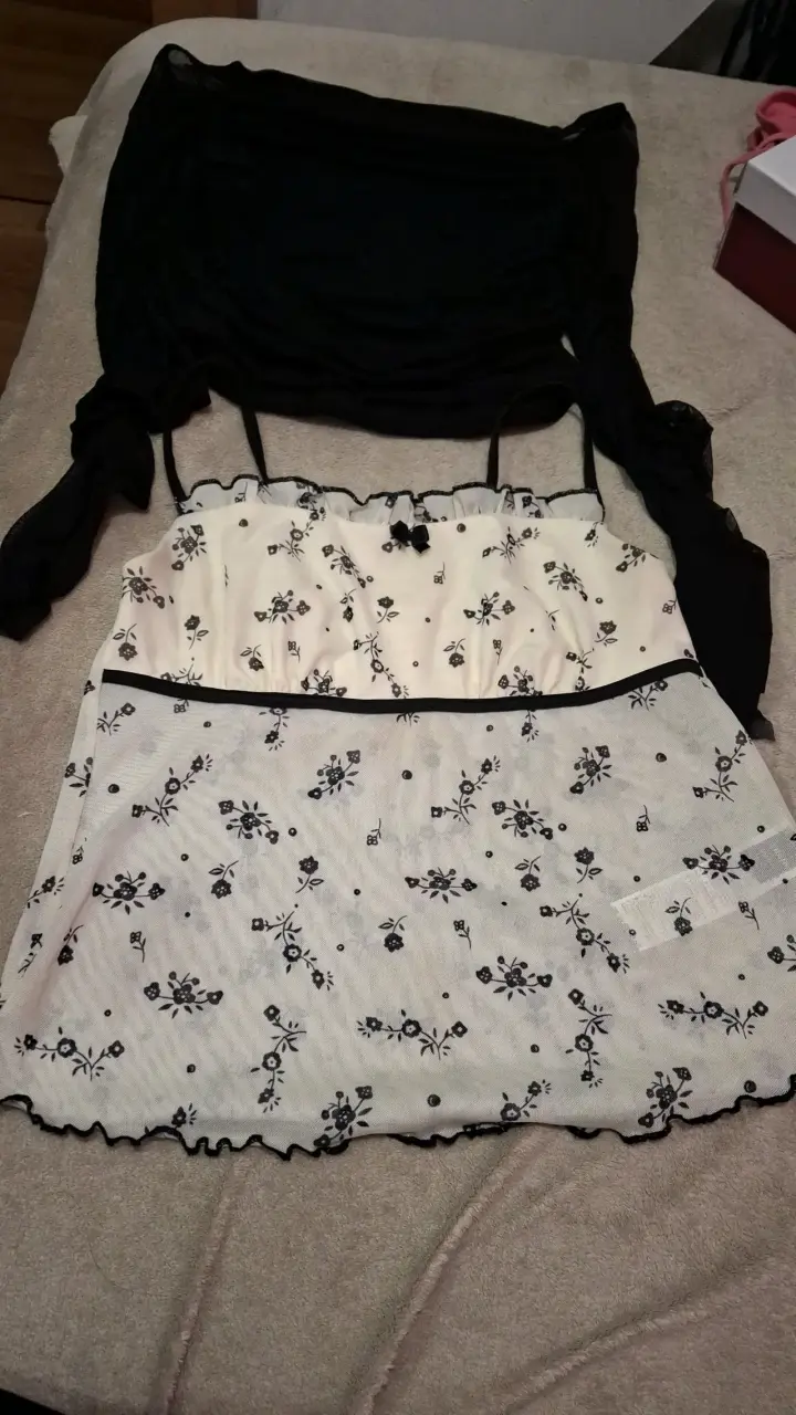 Blusa negra manga larga y blusa blanca de mujer - 2