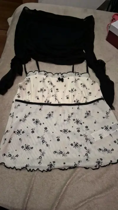 Blusa negra manga larga y blusa blanca de mujer - miniatura 2