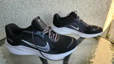 Zapatillas deportivas negras Nike - miniatura 1