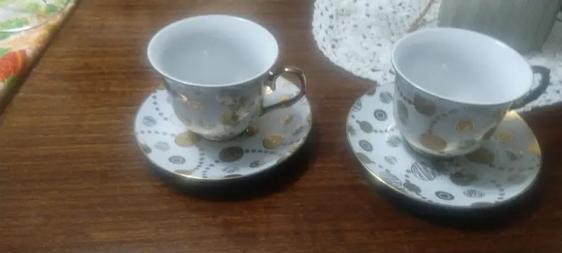 Juego de tazas con diseño dorado
