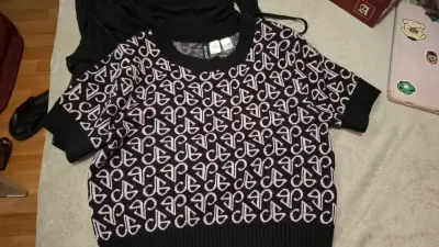 Sueter negro con rosa colaboración blackpink - miniatura 1