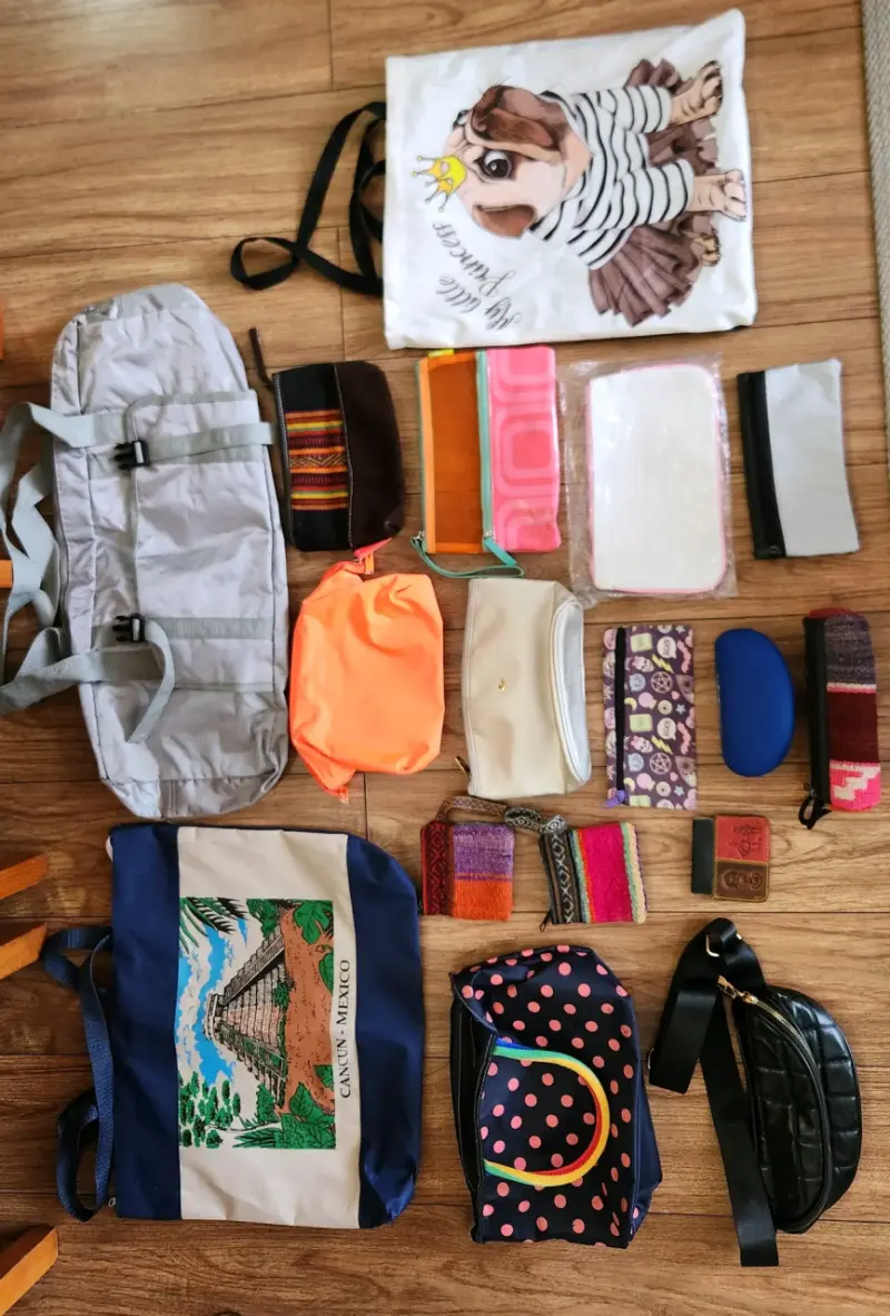 Lote de bolsos y estuches varios