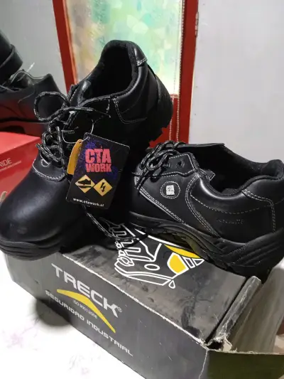 Zapatos de seguridad negra Treck - miniatura 1
