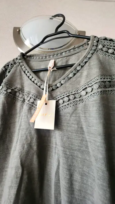 Blusa verde musgo con encaje - miniatura 1