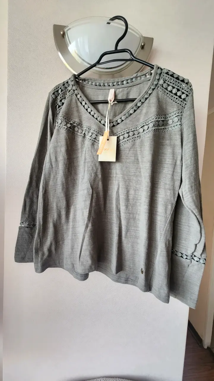 Blusa verde musgo con encaje - 2