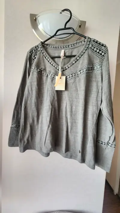 Blusa verde musgo con encaje - miniatura 2