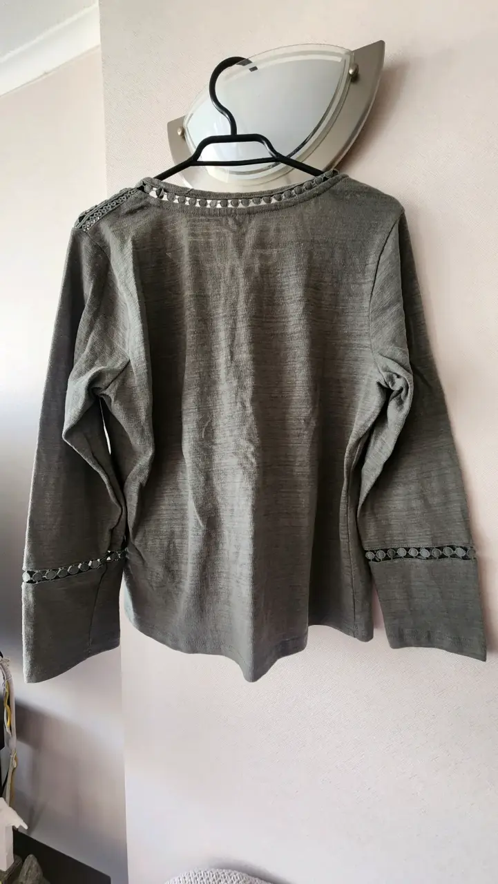Blusa verde musgo con encaje - 3