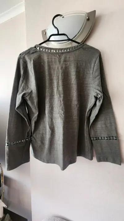 Blusa verde musgo con encaje - miniatura 3