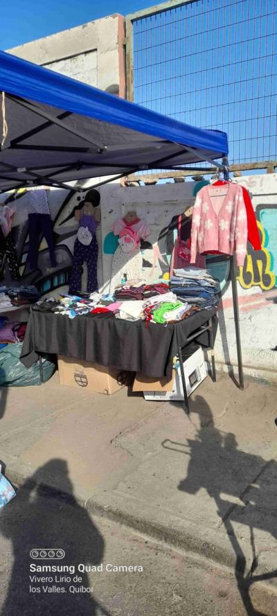 Vendo mercancía, nueva y usada, toldo y mesas - miniatura 1