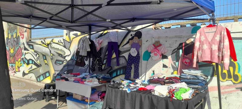 Vendo mercancía, nueva y usada, toldo y mesas - 4