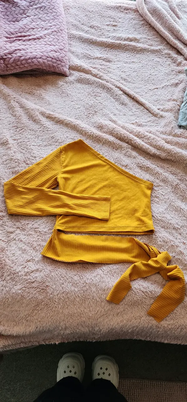 Top manga larga amarillo
