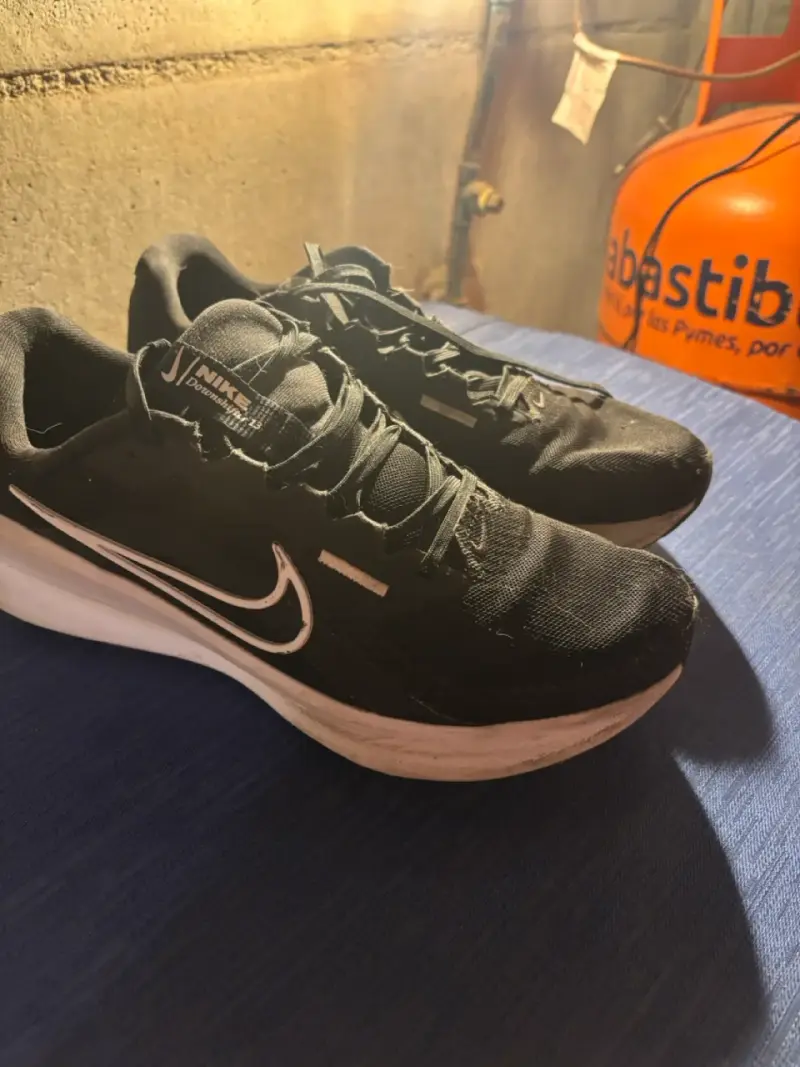 Zapatillas negras Nike,skeachers y fila deportivas - 1
