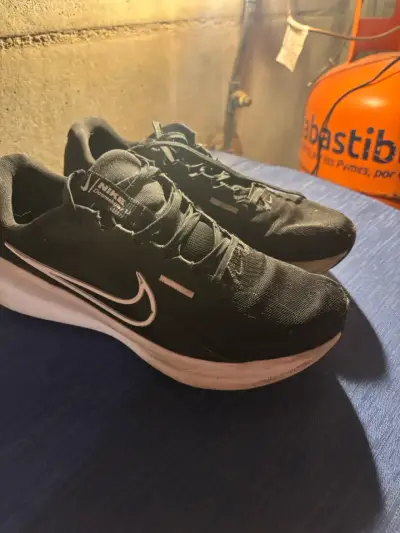 Zapatillas negras Nike,skeachers y fila deportivas - miniatura 1