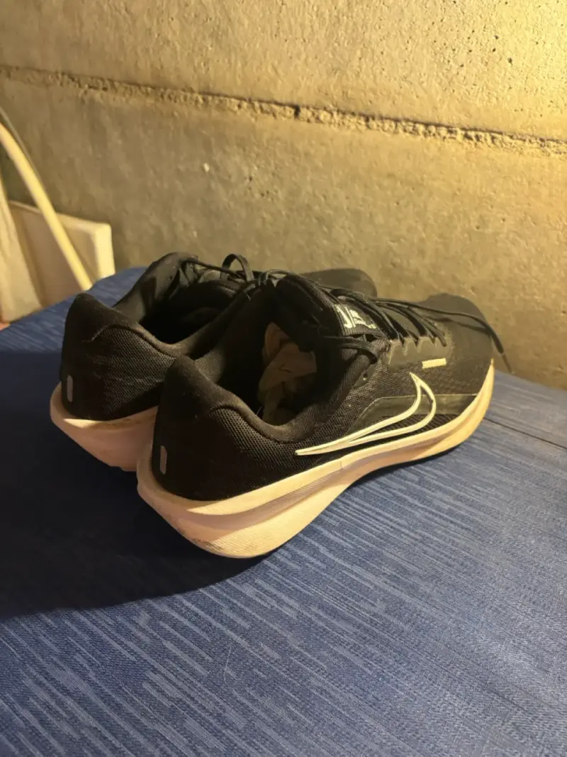 Zapatillas negras Nike,skeachers y fila deportivas - 2