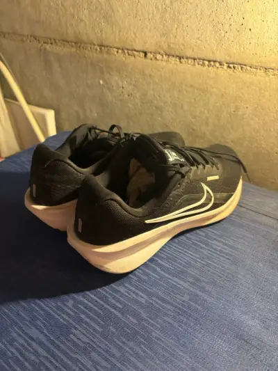 Zapatillas negras Nike,skeachers y fila deportivas - miniatura 2
