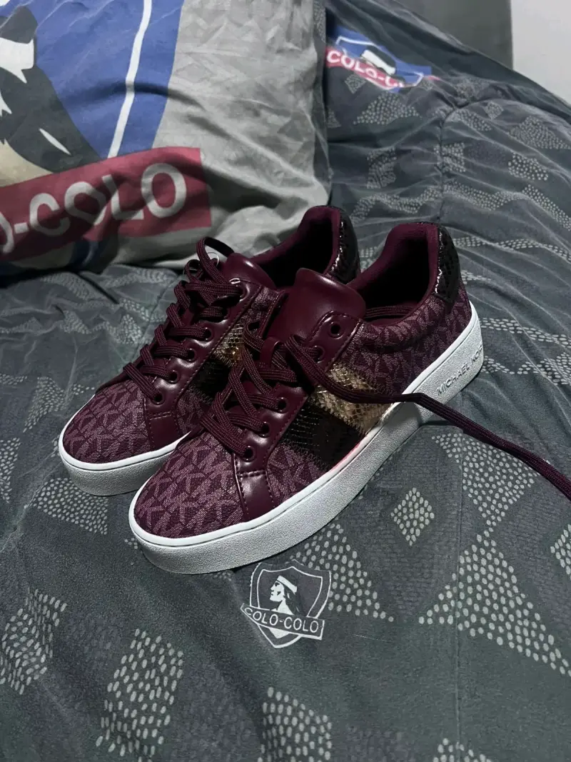 Zapatillas burdeo diseño estampado - 1