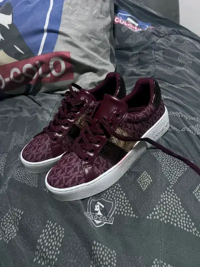Zapatillas burdeo diseño estampado - miniatura 1