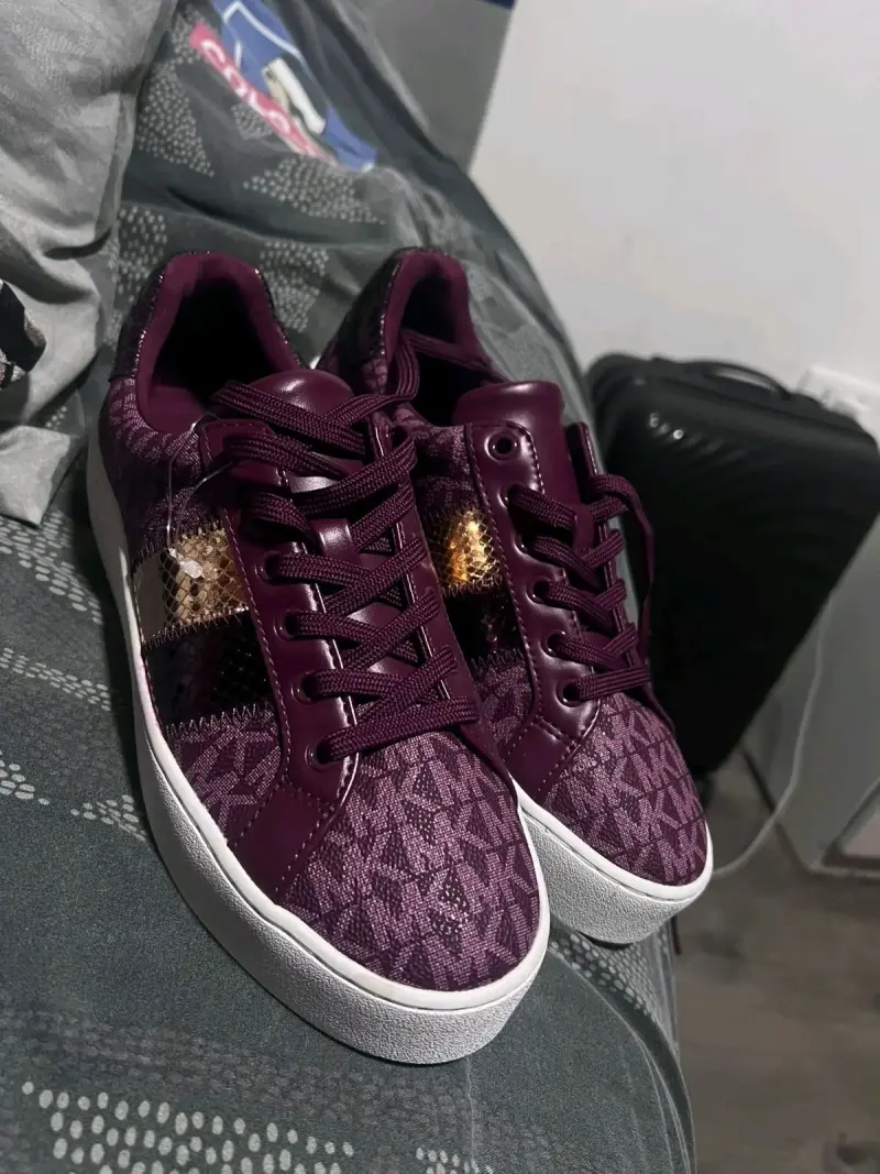 Zapatillas burdeo diseño estampado - 2