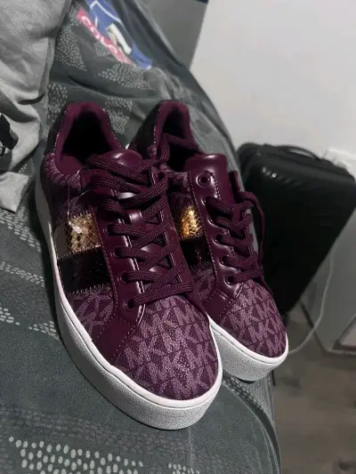Zapatillas burdeo diseño estampado - miniatura 2