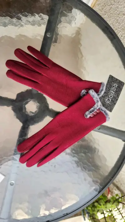 Guantes rojos con botones - miniatura 3