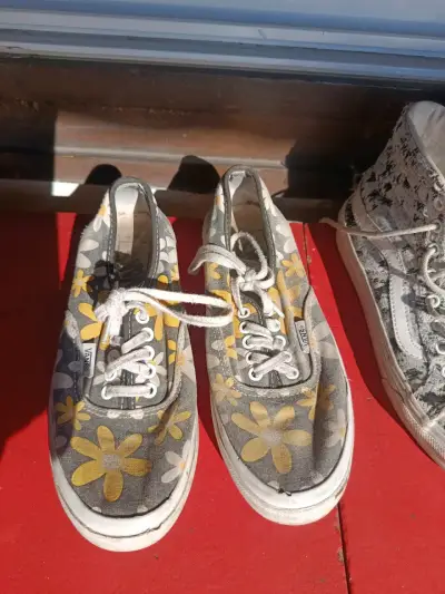 Zapatillas estampado floral gris - miniatura 1