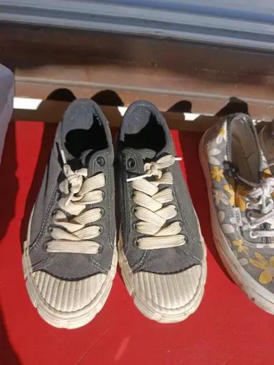 Zapatillas estampado floral gris - miniatura 2