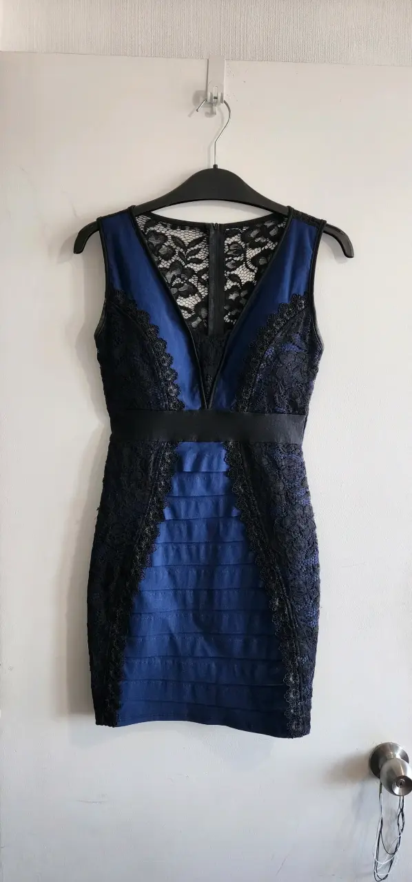 Vestido azul y negro elegante