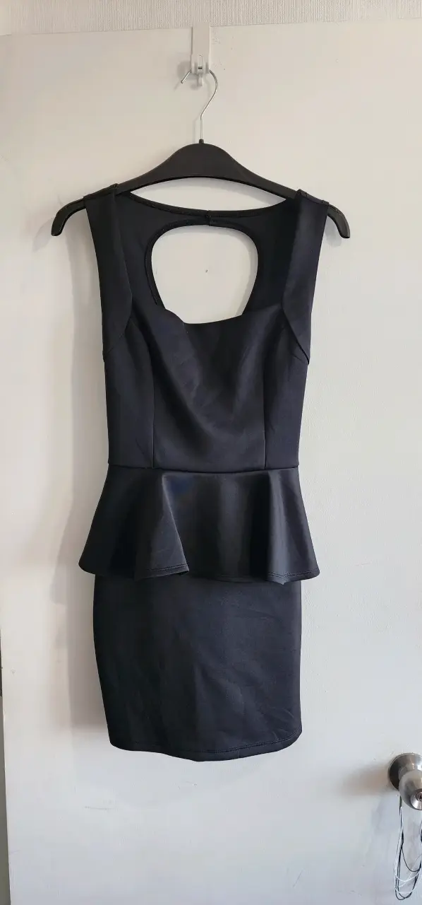 Vestido negro con peplum