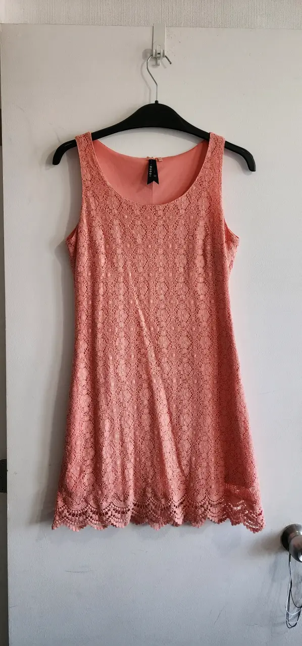 Vestido encaje coral sin mangas