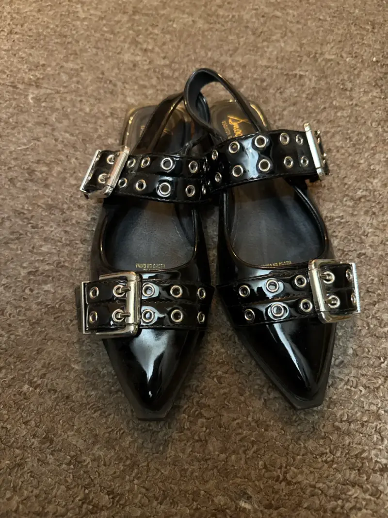 Zapatos negros de charol con hebillas - 1