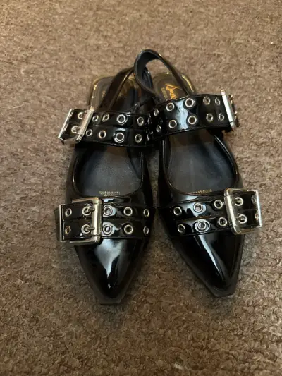 Zapatos negros de charol con hebillas - miniatura 1