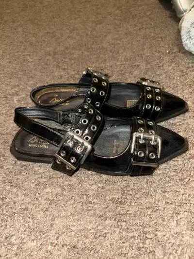 Zapatos negros de charol con hebillas - miniatura 2