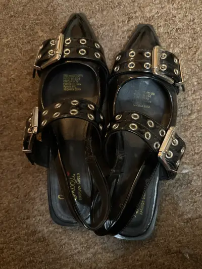 Zapatos negros de charol con hebillas - miniatura 4