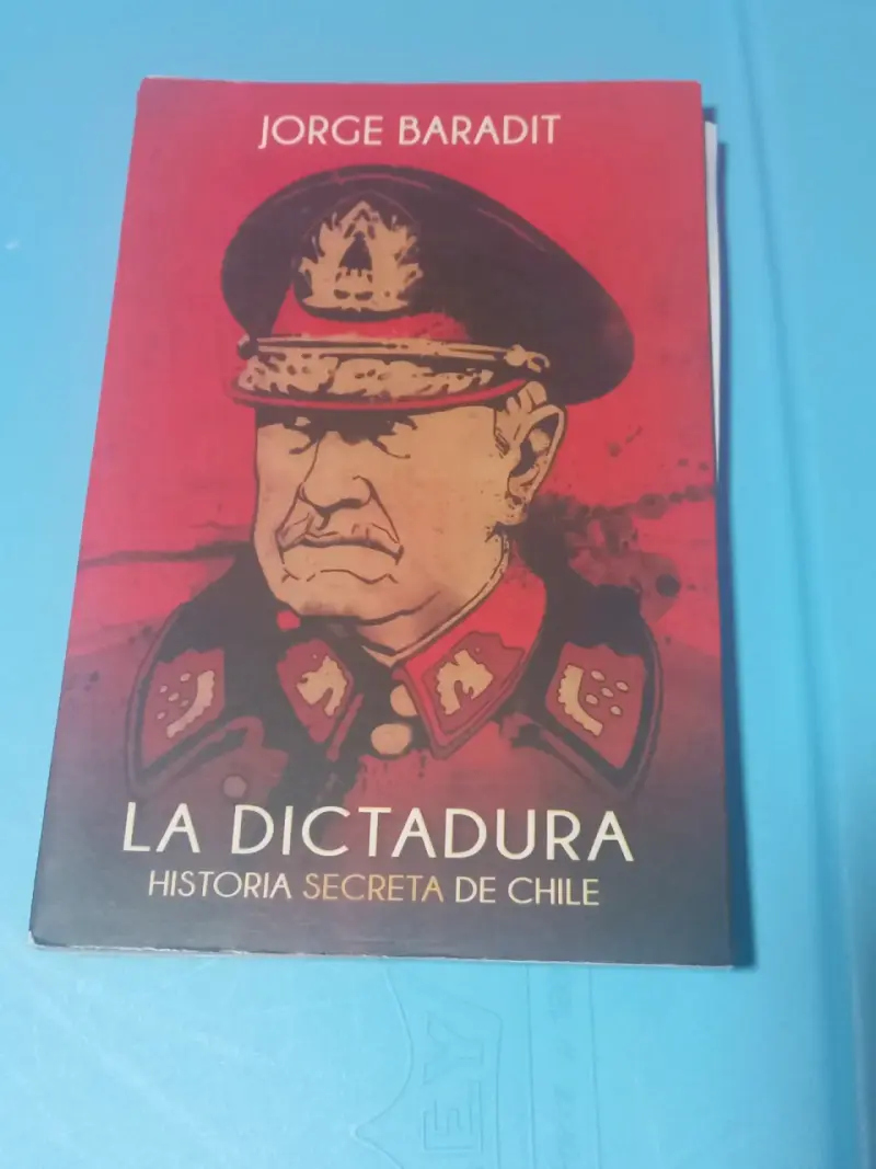 Libro 'La Dictadura' de Baradit - 1