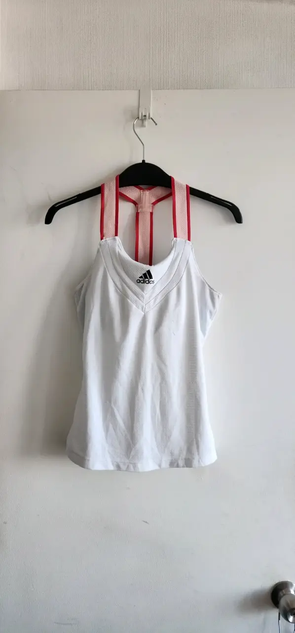 Polera deportiva blanca Adidas