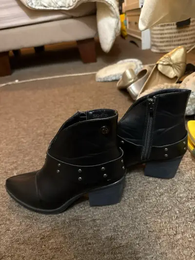 Botines negros con tachas - miniatura 1