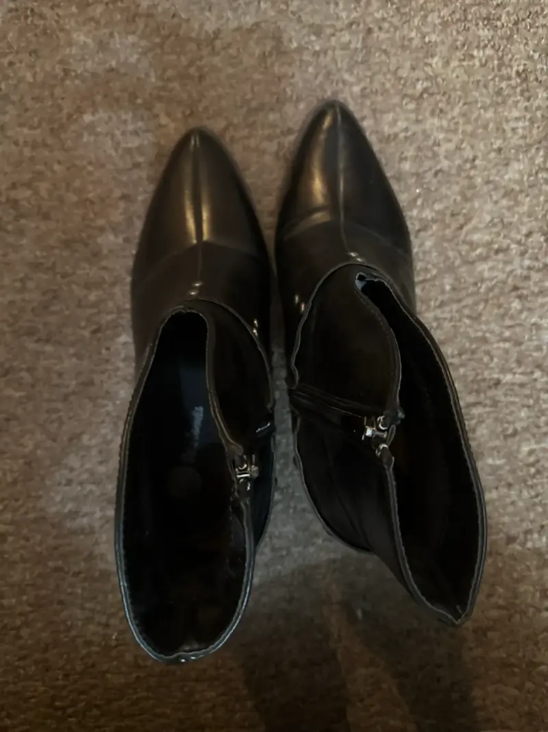 Botines negros con tachas - 2