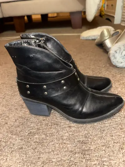 Botines negros con tachas - miniatura 3