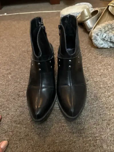 Botines negros con tachas - miniatura 4