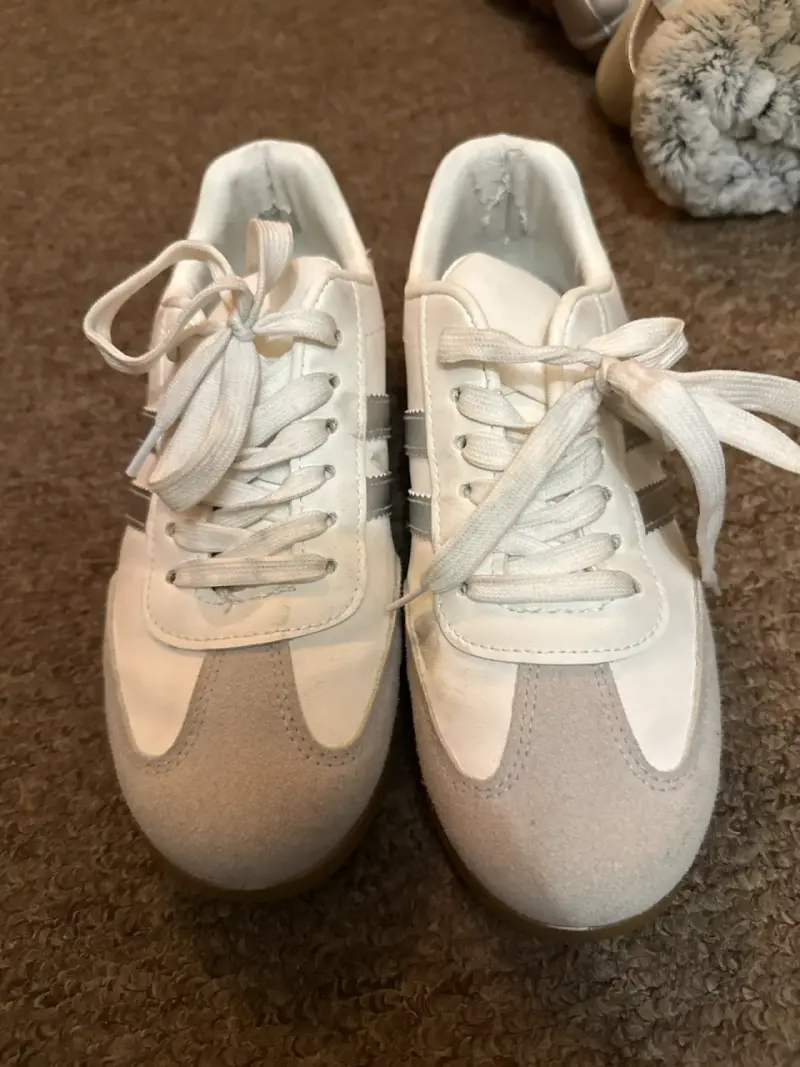 Zapatillas blancas con detalles grises - 1