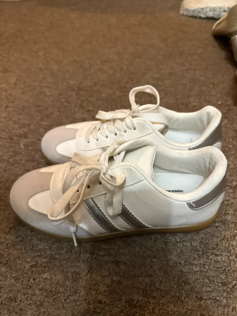 Zapatillas blancas con detalles grises - 2