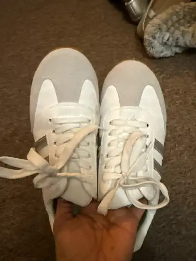 Zapatillas blancas con detalles grises - miniatura 3