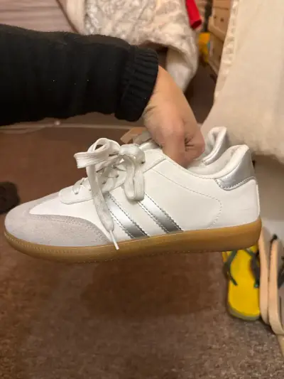 Zapatillas blancas con detalles grises - miniatura 4